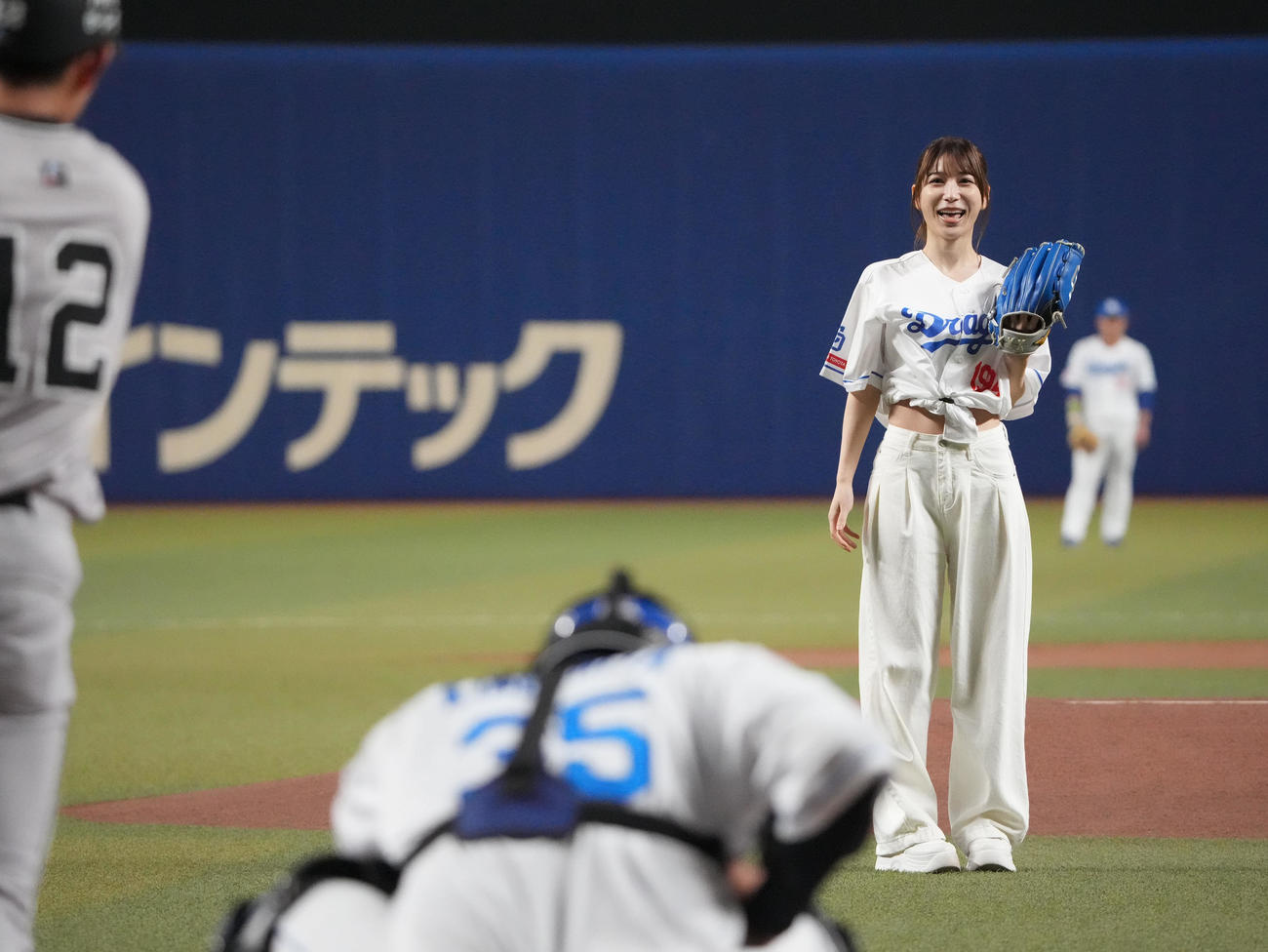 中日対巨人　試合前、始球式を行う雪平莉左（右）（撮影・森本幸一）