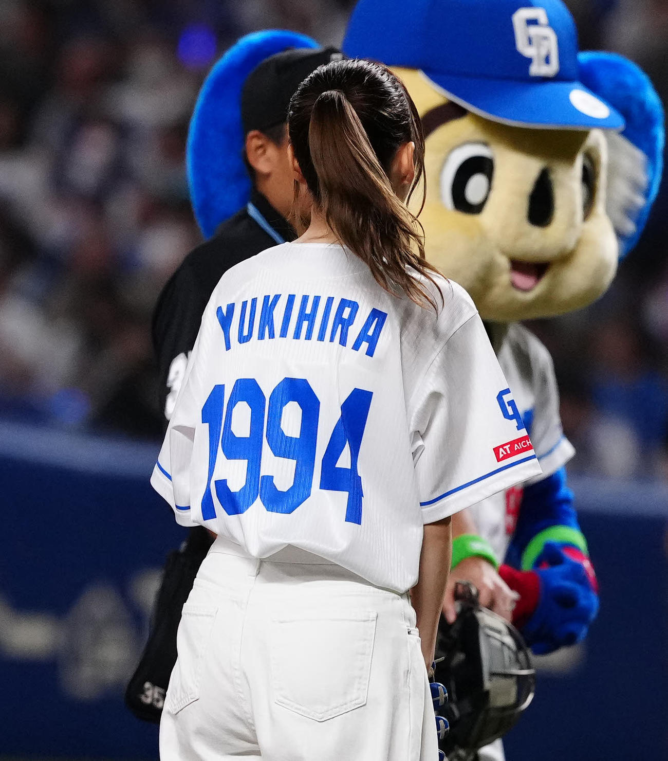 中日対巨人　試合前、始球式に臨む雪平莉左の背番号は「1994」（撮影・江口和貴）