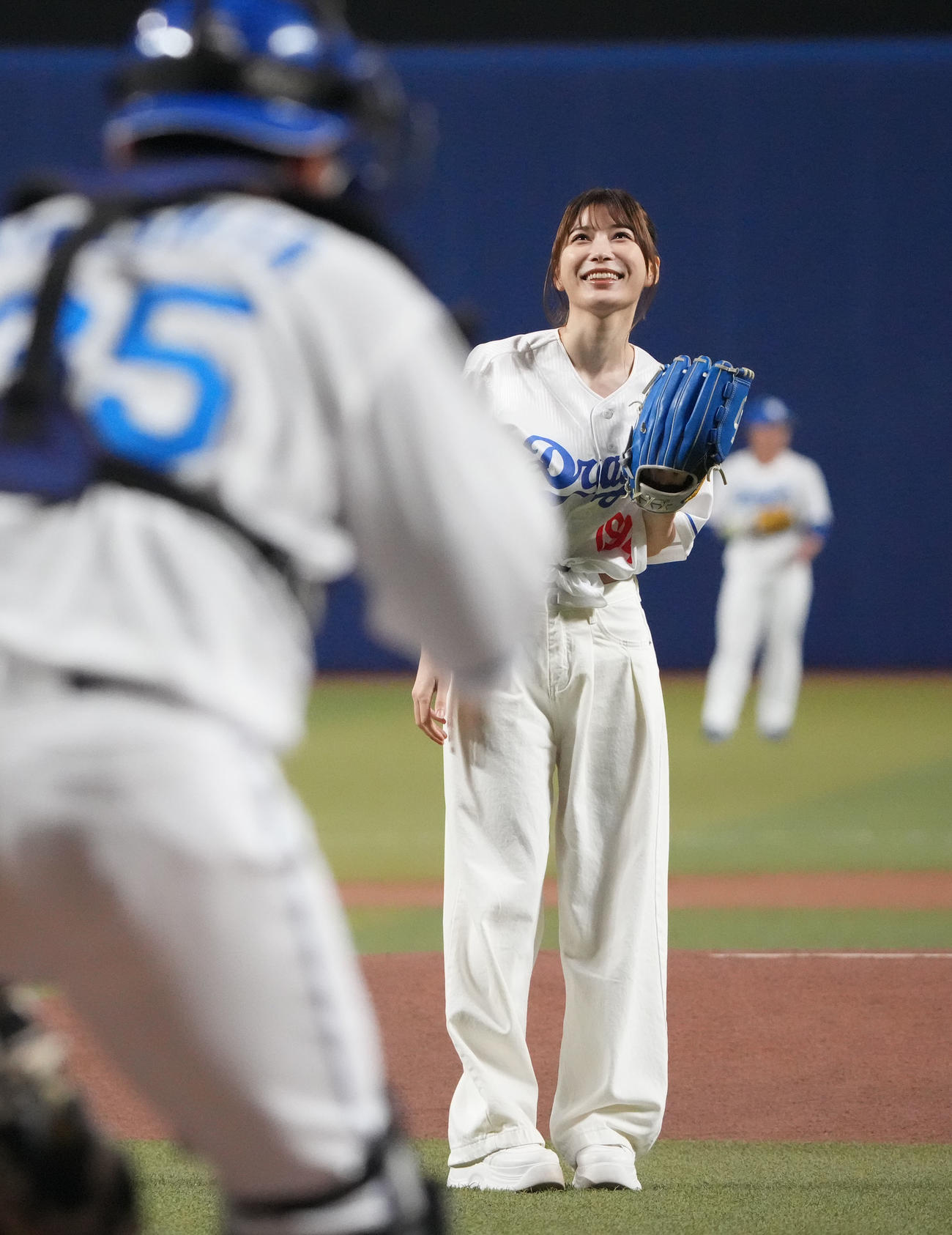 中日対巨人　試合前、始球式を行う雪平莉左（撮影・森本幸一）