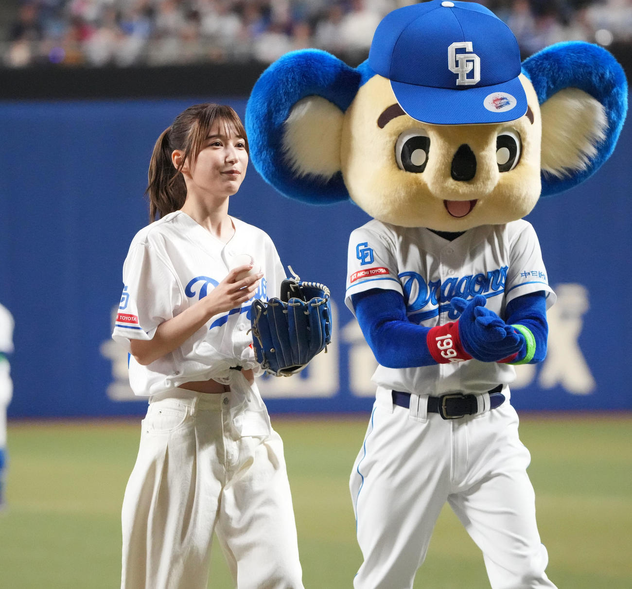 中日対巨人　試合前、始球式を行った雪平莉左（左）（撮影・森本幸一）