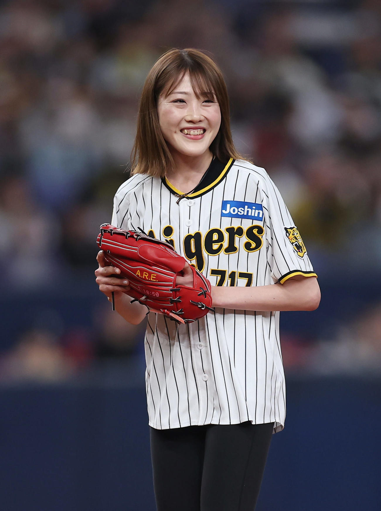 阪神対DeNA　始球式を務め笑顔を見せる女子マラソンの前田穂南（撮影・前田充）