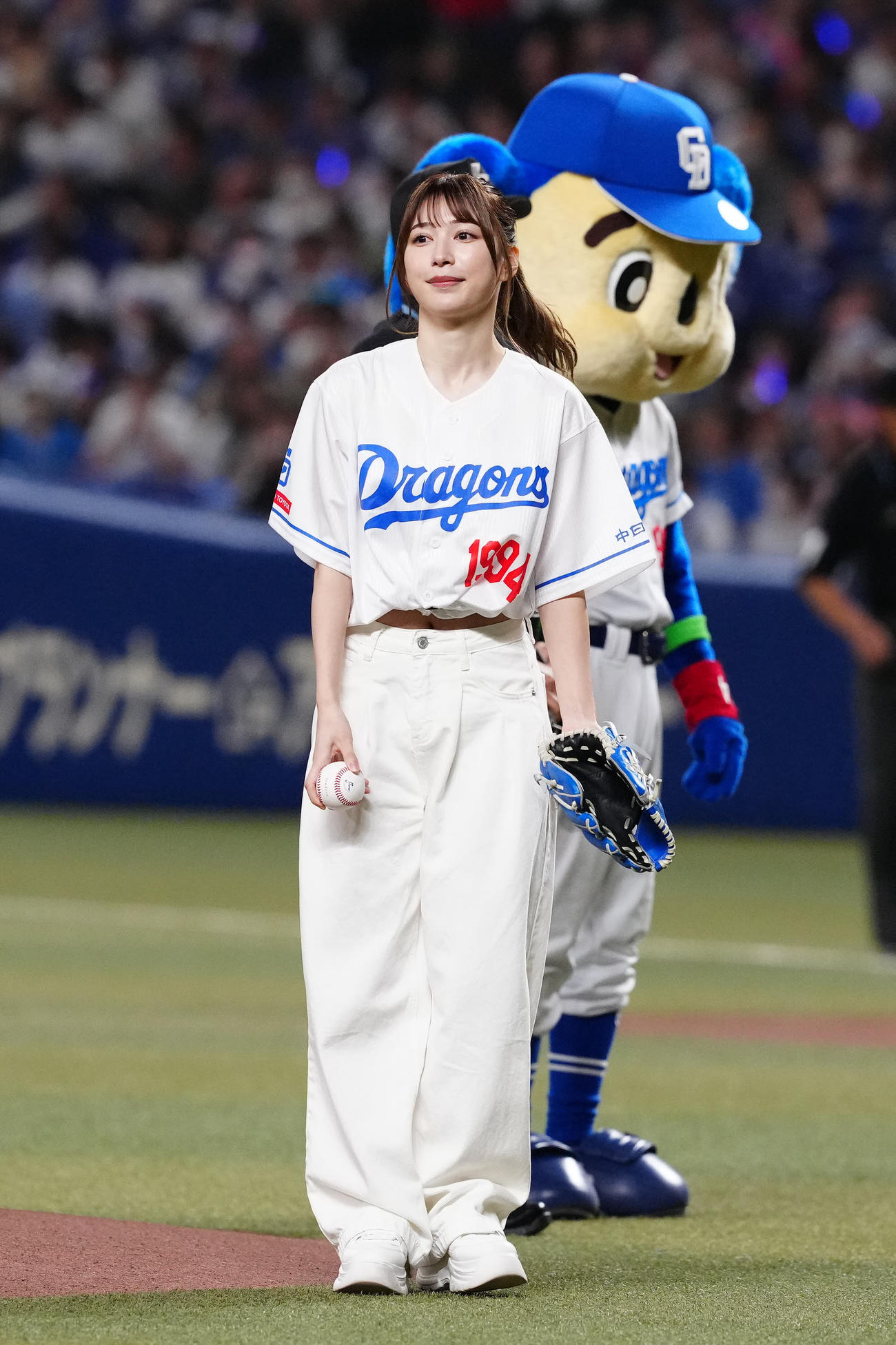 中日対巨人　試合前、始球式に臨む雪平莉左（撮影・江口和貴）