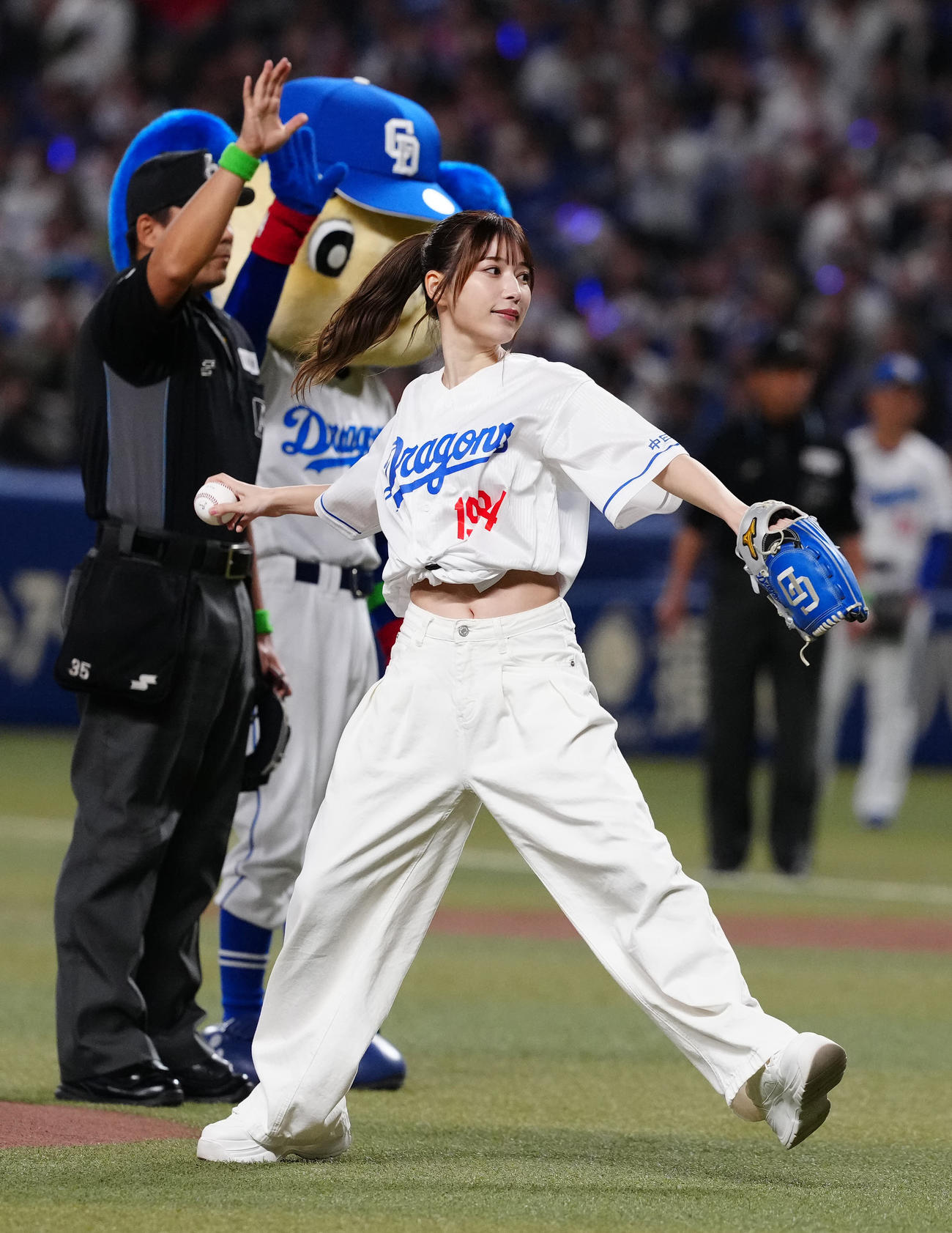 中日対巨人　試合前、始球式に臨む雪平莉左（撮影・江口和貴）