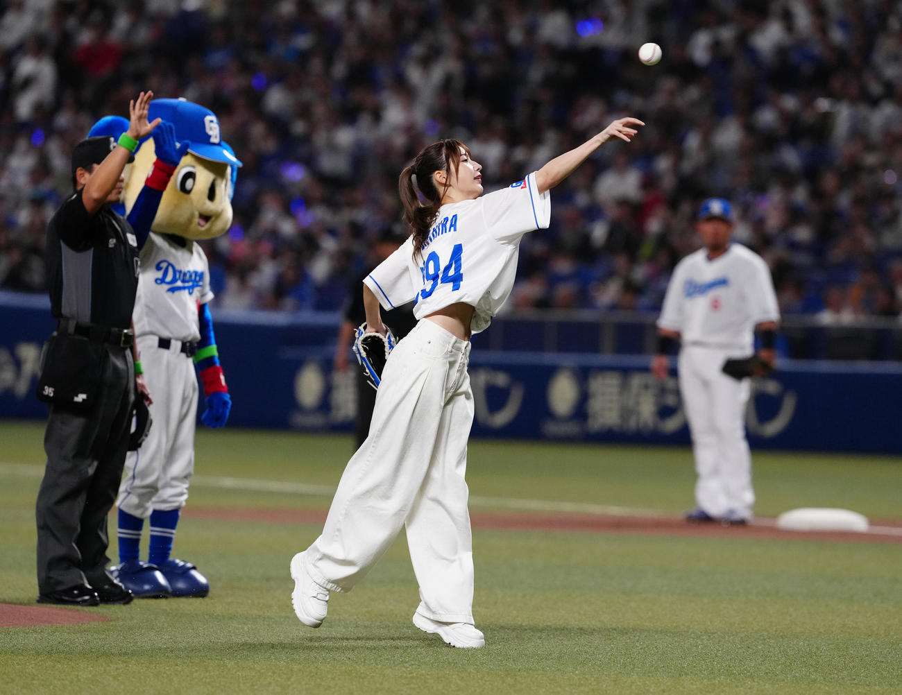 中日対巨人　試合前、始球式に臨む雪平莉左（撮影・江口和貴）