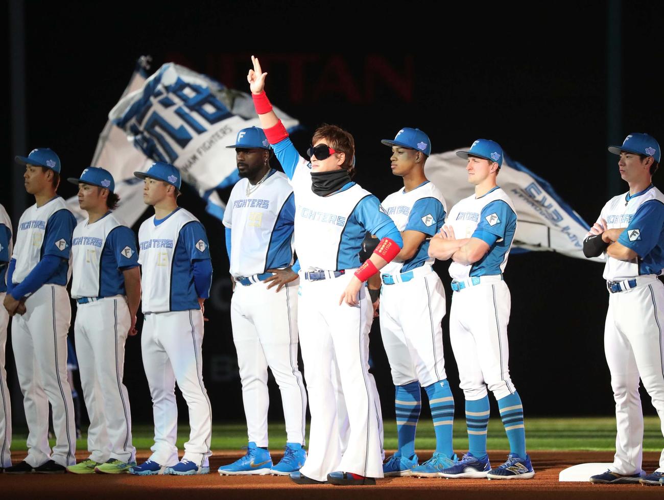 日本ハム対楽天　日本ハム開幕セレモニーで大きなサングラスをつけ登場する新庄監督（撮影・黒川智章）