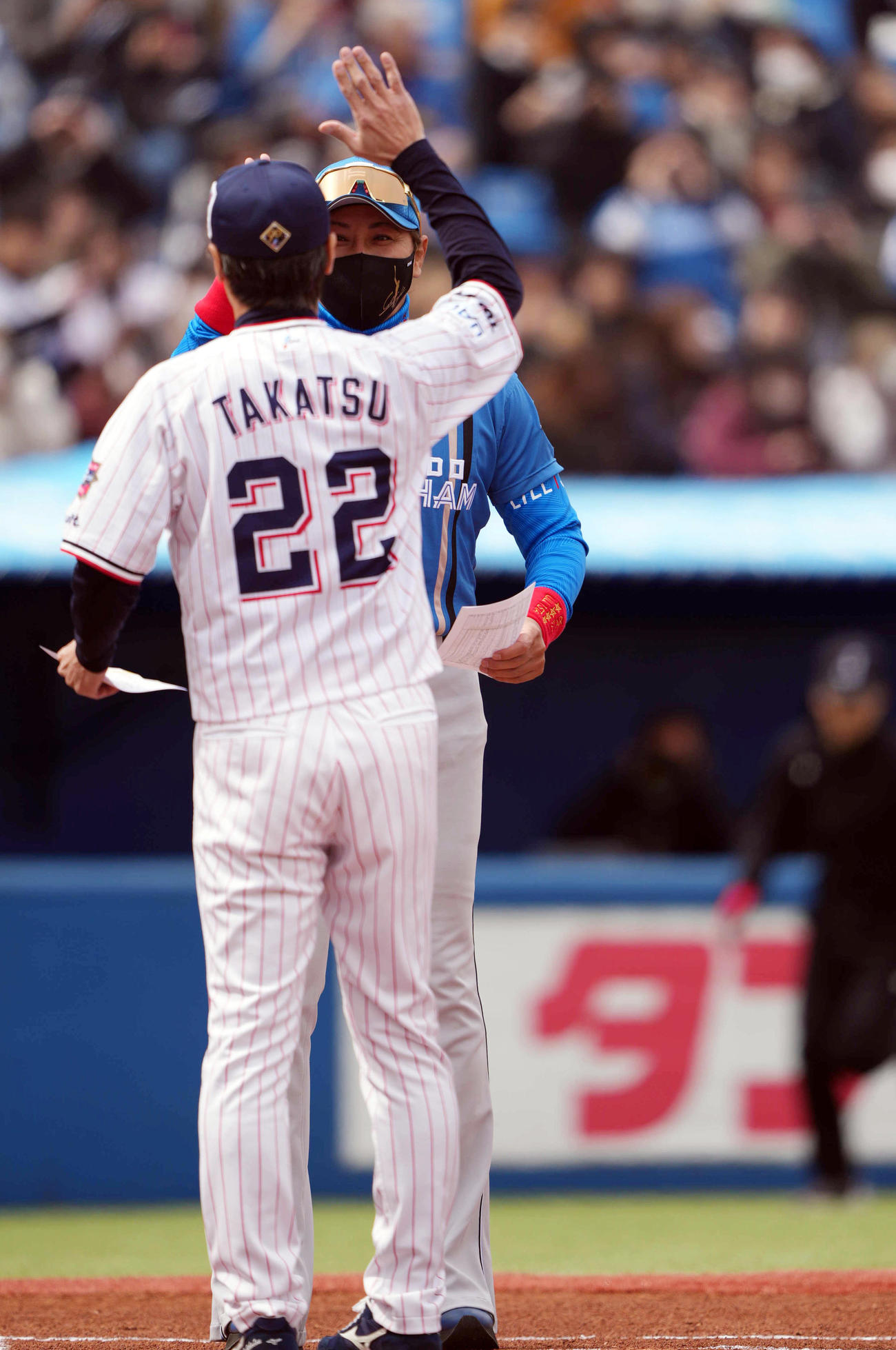 3月19日　ヤクルト対日本ハム　試合前、高津監督（手前）とハイタッチを交わす新庄監督