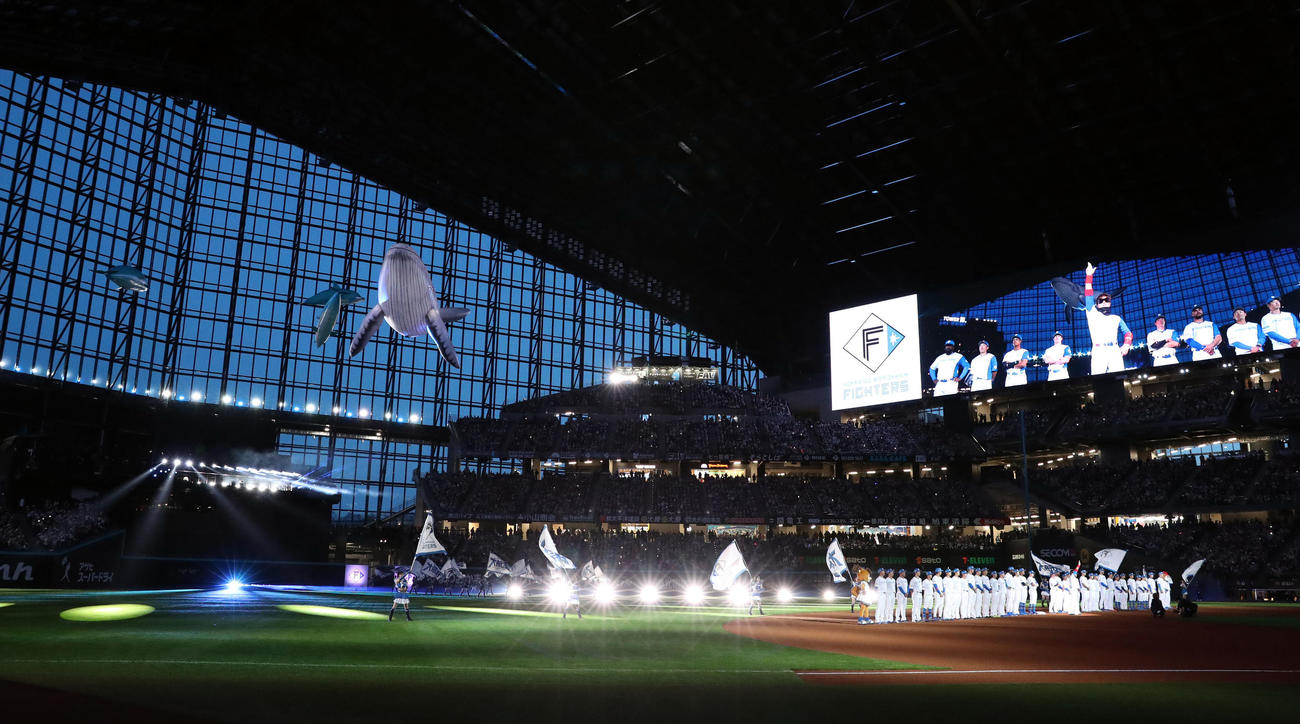 日本ハム対楽天　試合前、開幕セレモニーが行われるエスコンフィールド北海道（撮影・佐藤翔太）