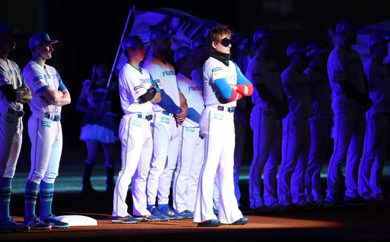 日本ハム対楽天　試合前、開幕セレモニーに登場する日本ハム新庄監督（中央）（撮影・佐藤翔太）