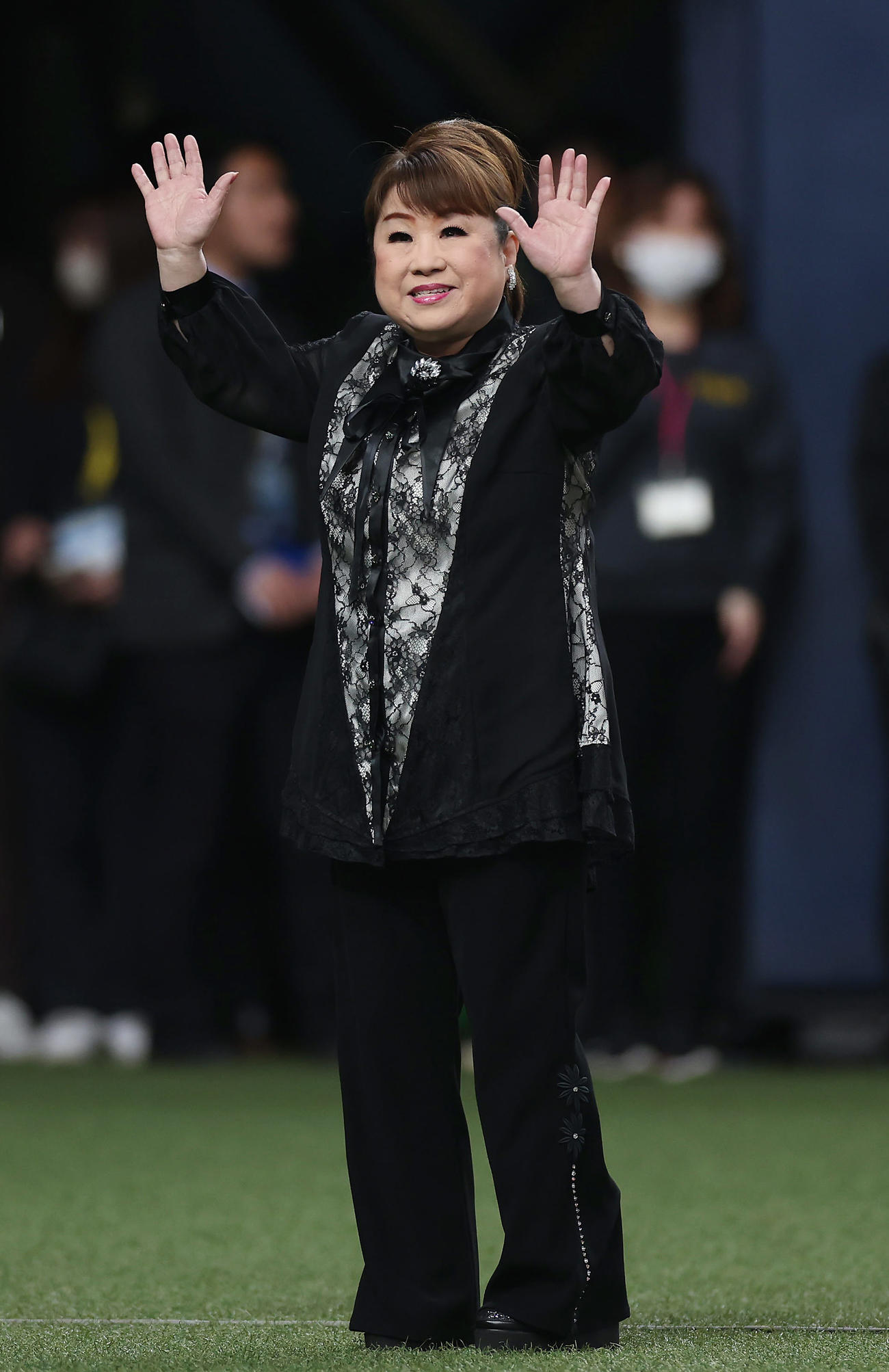阪神対DeNA　セレモニーで君が代を独唱した天童よしみ（撮影・前田充）