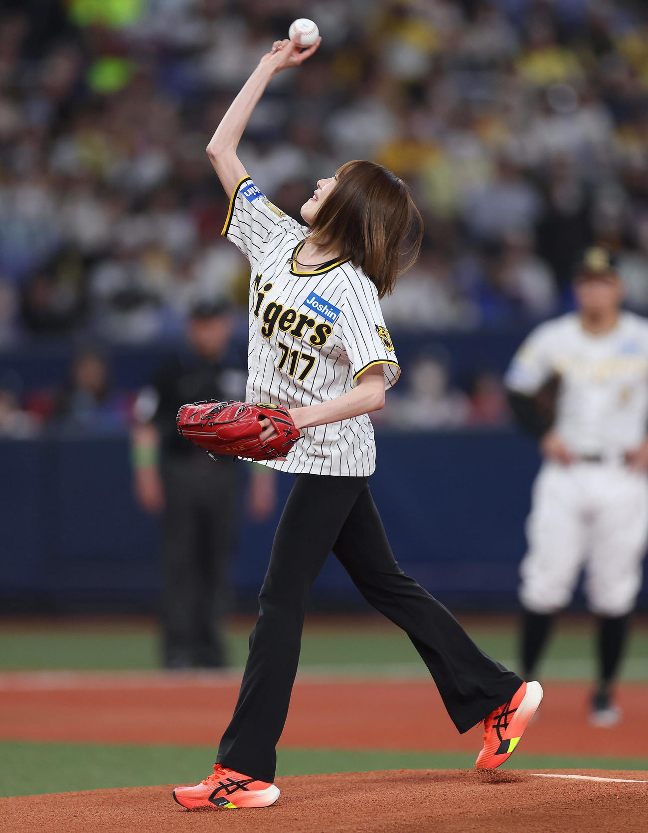 阪神対DeNA　始球式を務める女子マラソンの前田穂南（撮影・前田充）