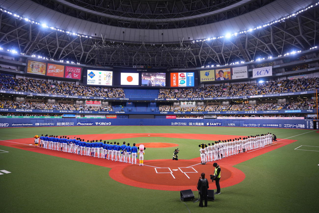 阪神対DeNA　本拠地開幕戦セレモニーで整列する阪神とDeNAの選手ら（撮影・藤尾明華）
