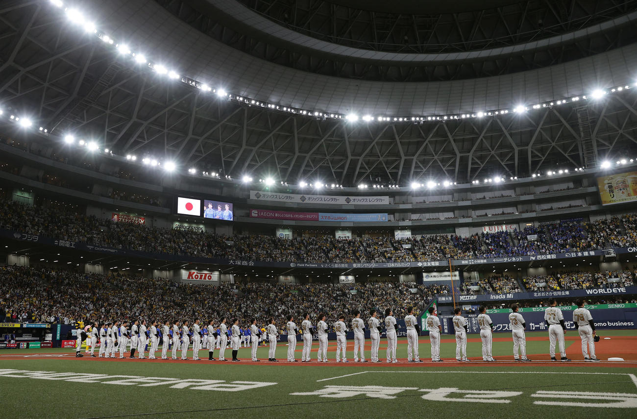 阪神対DeNA　セレモニーで整列する阪神ナイン（撮影・前田充）