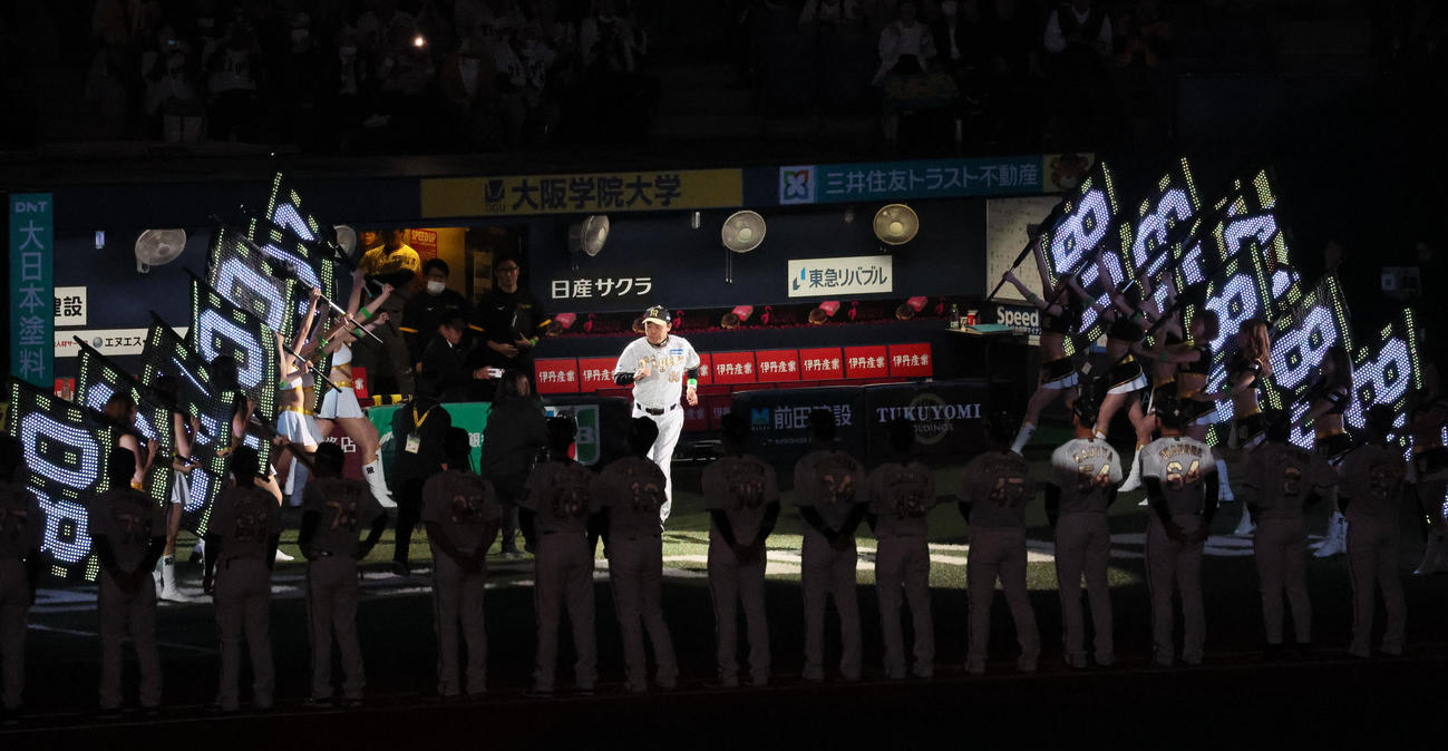 阪神対DeNA　選手紹介でグラウンドに出る岡田監督（撮影・加藤哉）