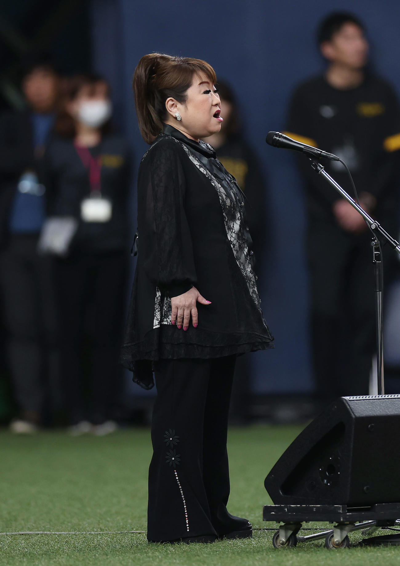 阪神対DeNA　セレモニーで君が代を独唱する天童よしみ（撮影・前田充）
