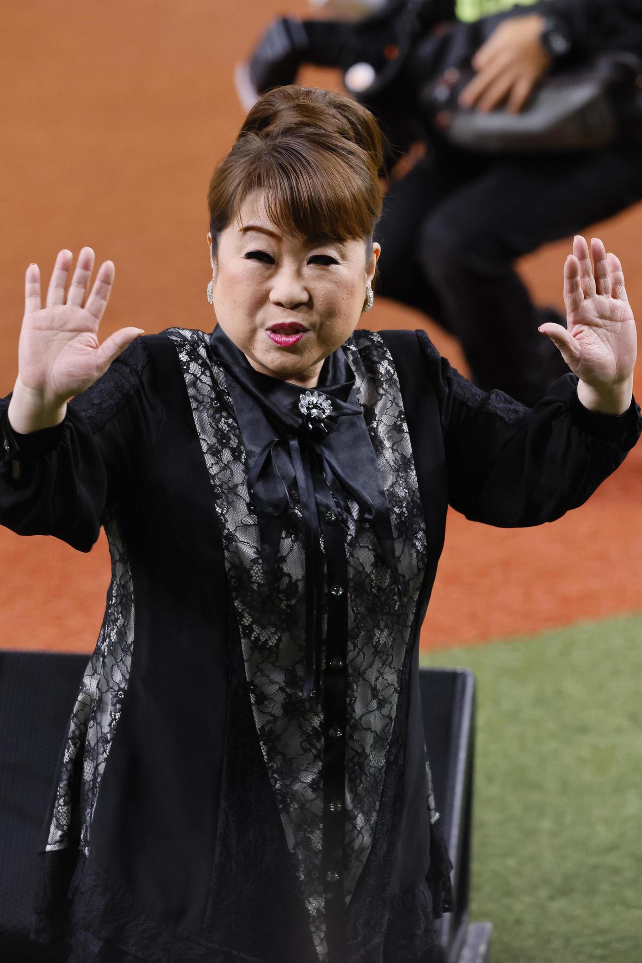 阪神対DeNA　国歌斉唱を終え、手を振る歌手の天童よしみ（撮影・藤尾明華）