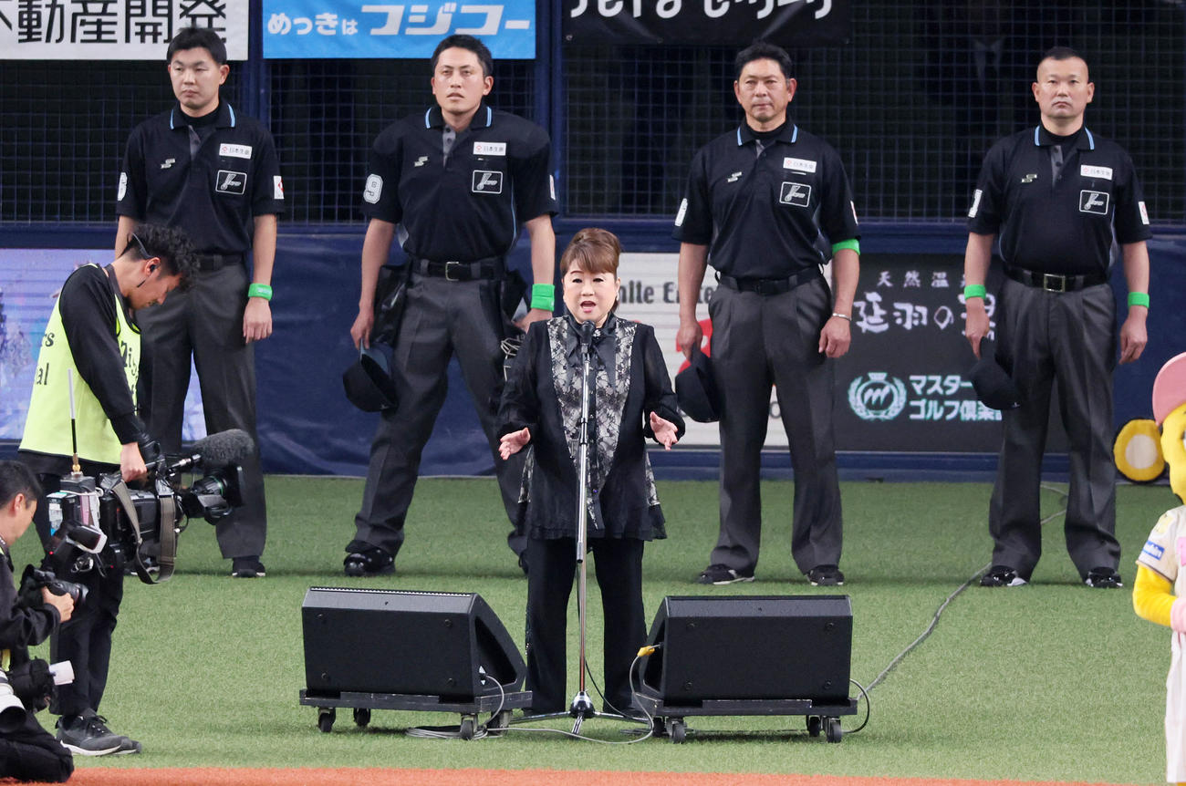 阪神対DeNA　君が代独唱する天童よしみ（撮影・加藤哉）