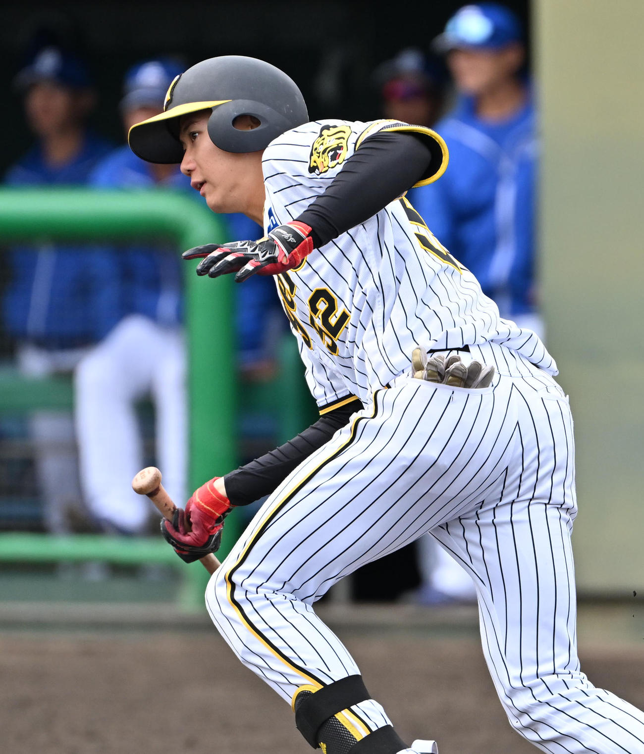 阪神対中日　3回裏阪神一死、山田脩也は左安打を放つ（撮影・石井愛子）