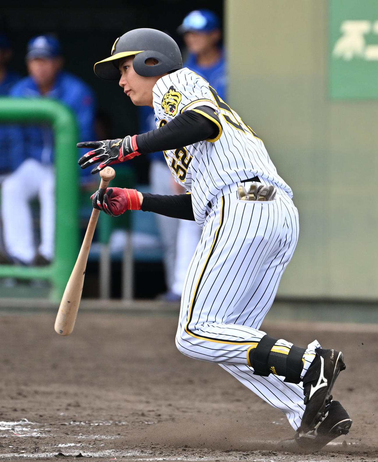 阪神対中日　3回裏阪神一死、山田脩也は左安打を放つ（撮影・石井愛子）