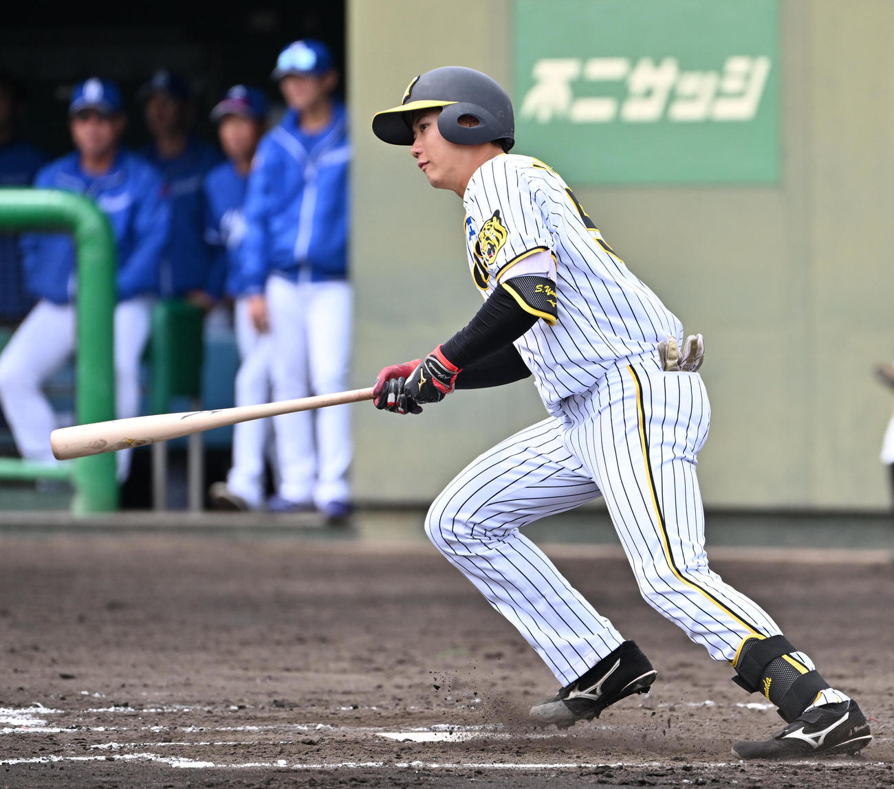 阪神対中日　2回裏阪神無死二塁、山田は左安打を放つ（撮影・石井愛子）