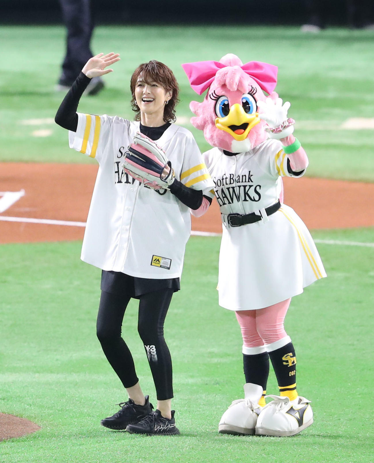 ソフトバンク対ロッテ　始球式に登場した吉瀬美智子（撮影・梅根麻紀）