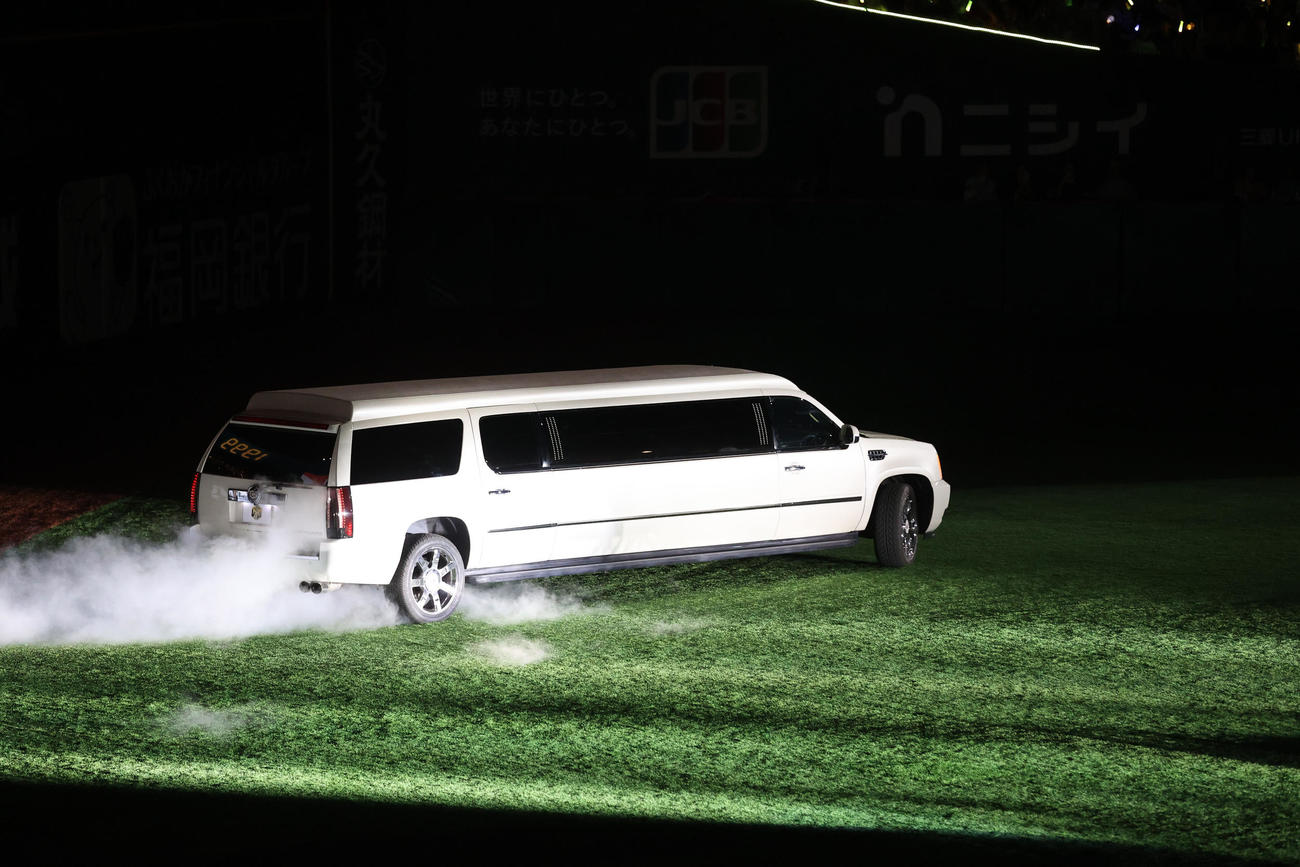 ソフトバンク対ロッテ　小久保監督を乗せたリムジンが登場（撮影・梅根麻紀）