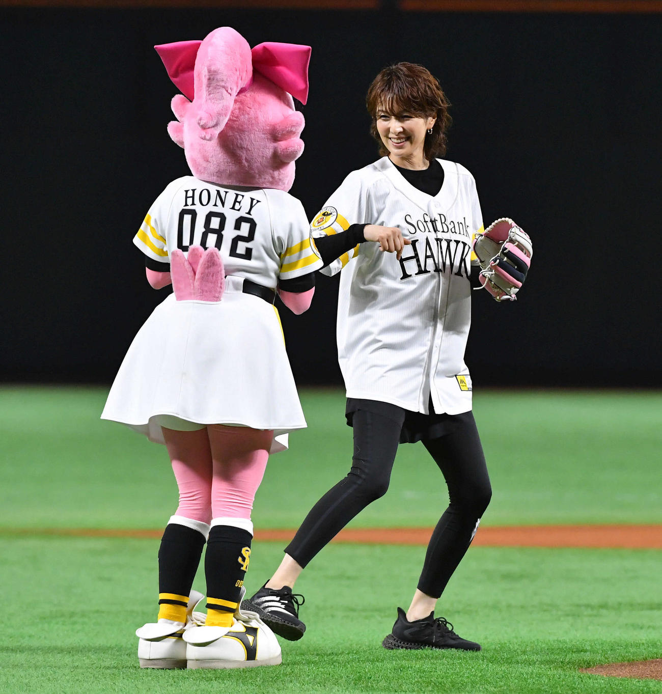 ソフトバンク対ロッテ　始球式の前にハニーホークと笑顔で話す女優の吉瀬美智子（撮影・岩下翔太）