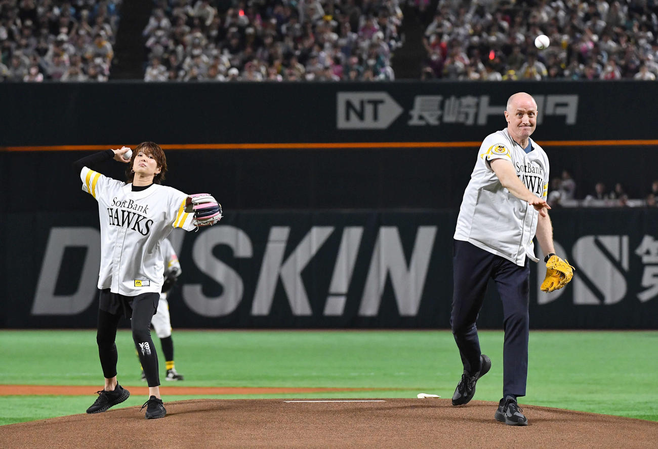 ソフトバンク対ロッテ　始球式を務めた、女優の吉瀬美智子（左）とバスケットボール男子日本代表ヘッドコーチのトム・ホーバス氏（撮影・岩下翔太）