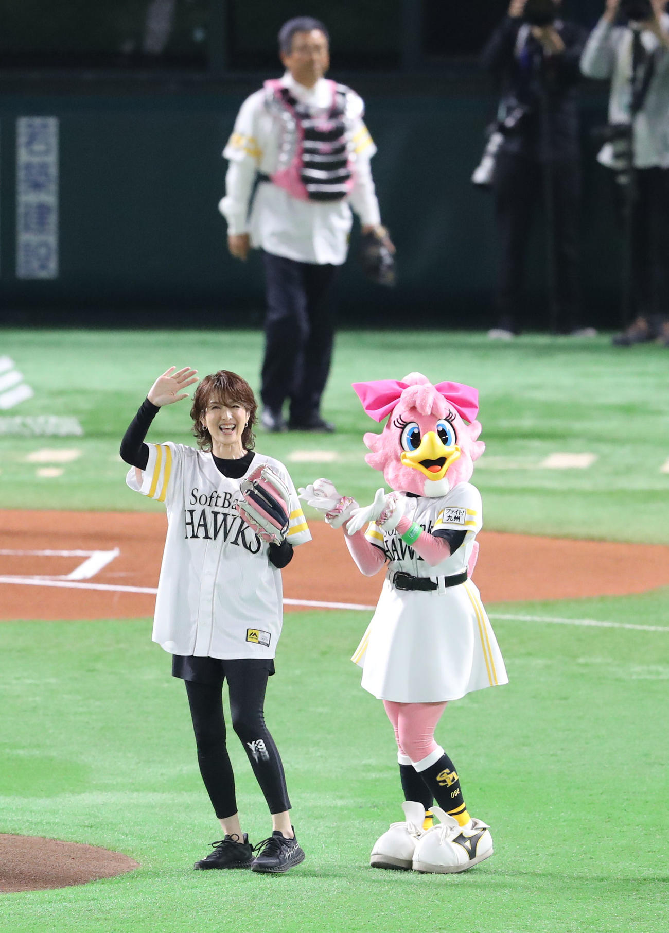 ソフトバンク対ロッテ　始球式に登場した吉瀬美智子（撮影・梅根麻紀）