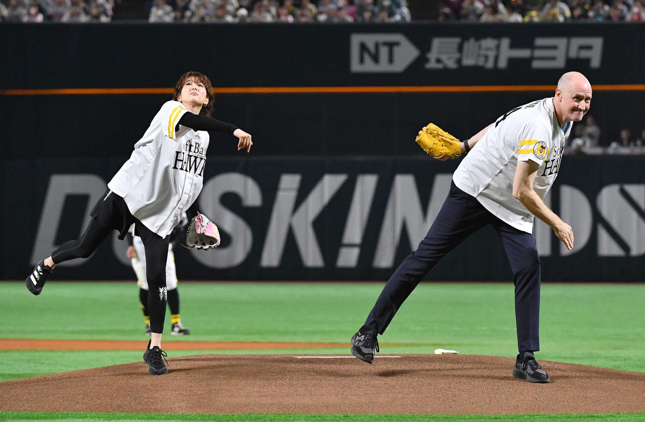 ソフトバンク対ロッテ　始球式を務めた、女優の吉瀬美智子（左）とバスケットボール男子日本代表ヘッドコーチのトム・ホーバス氏（撮影・岩下翔太）