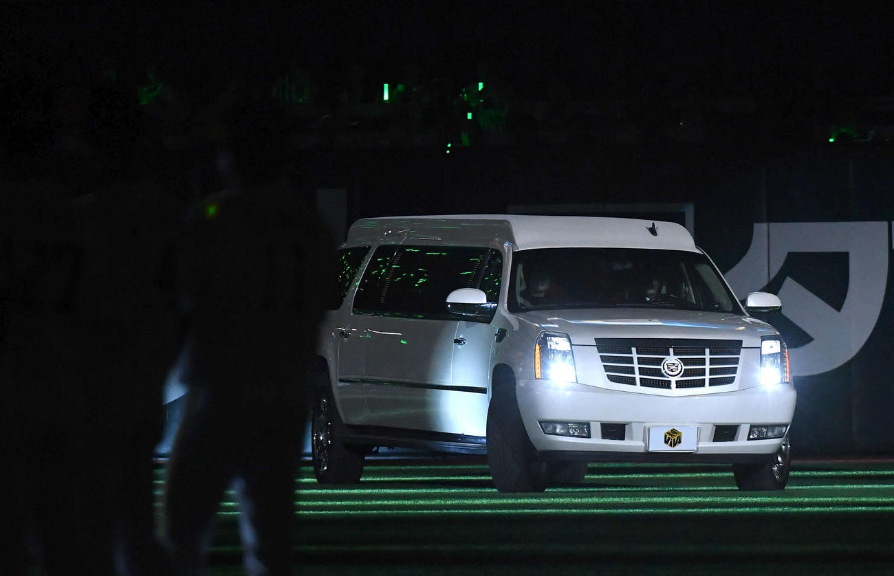 ソフトバンク対ロッテ　ソフトバンクのホーム開幕セレモニーで小久保監督を乗せたキャデラックがグラウンドに登場する（撮影・岩下翔太）