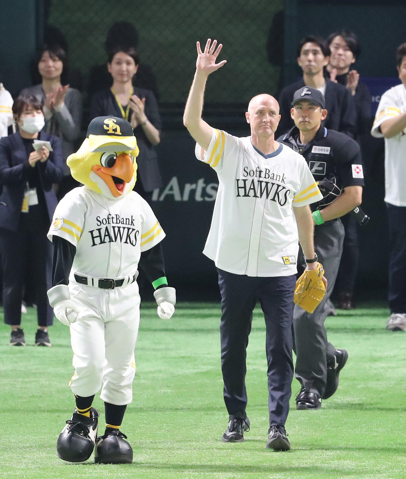 ソフトバンク対ロッテ　始球式に登場したトム・ホーバス氏（撮影・梅根麻紀）