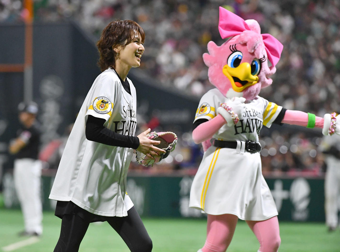 ソフトバンク対ロッテ　始球式を終えて笑顔で引き揚げる女優の吉瀬美智子（撮影・岩下翔太）