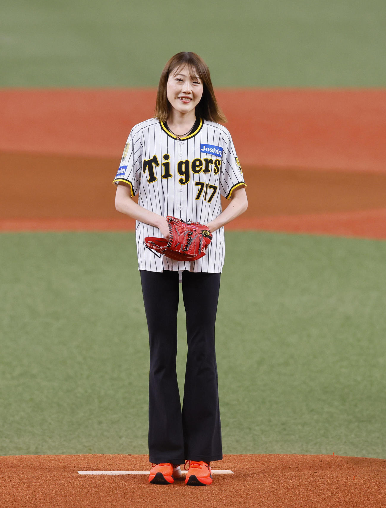 阪神対DeNA　始球式を務めた女子陸上の前田穂南さん（撮影・藤尾明華）