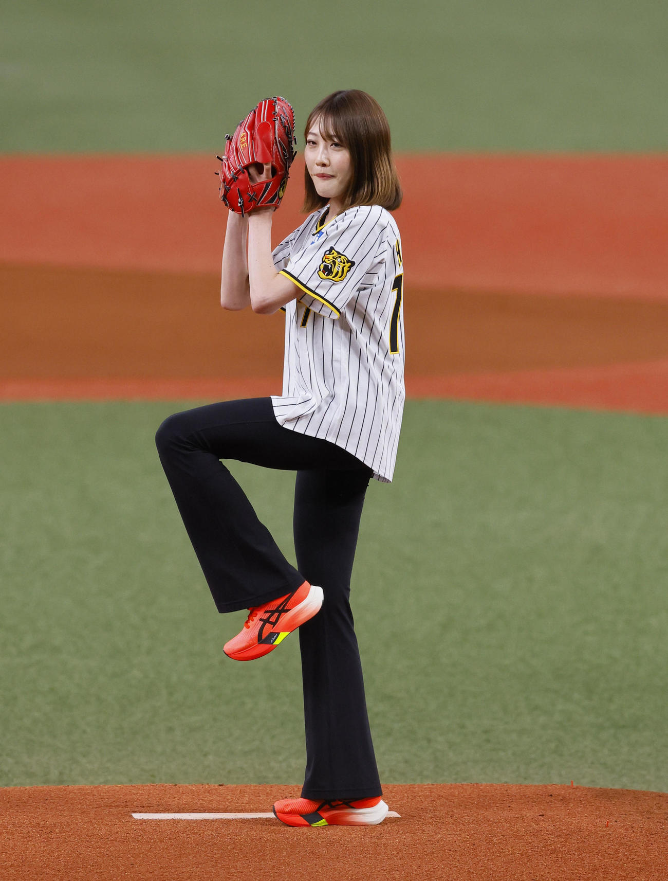 阪神対DeNA　始球式を務めた女子陸上の前田穂南さん（撮影・藤尾明華）