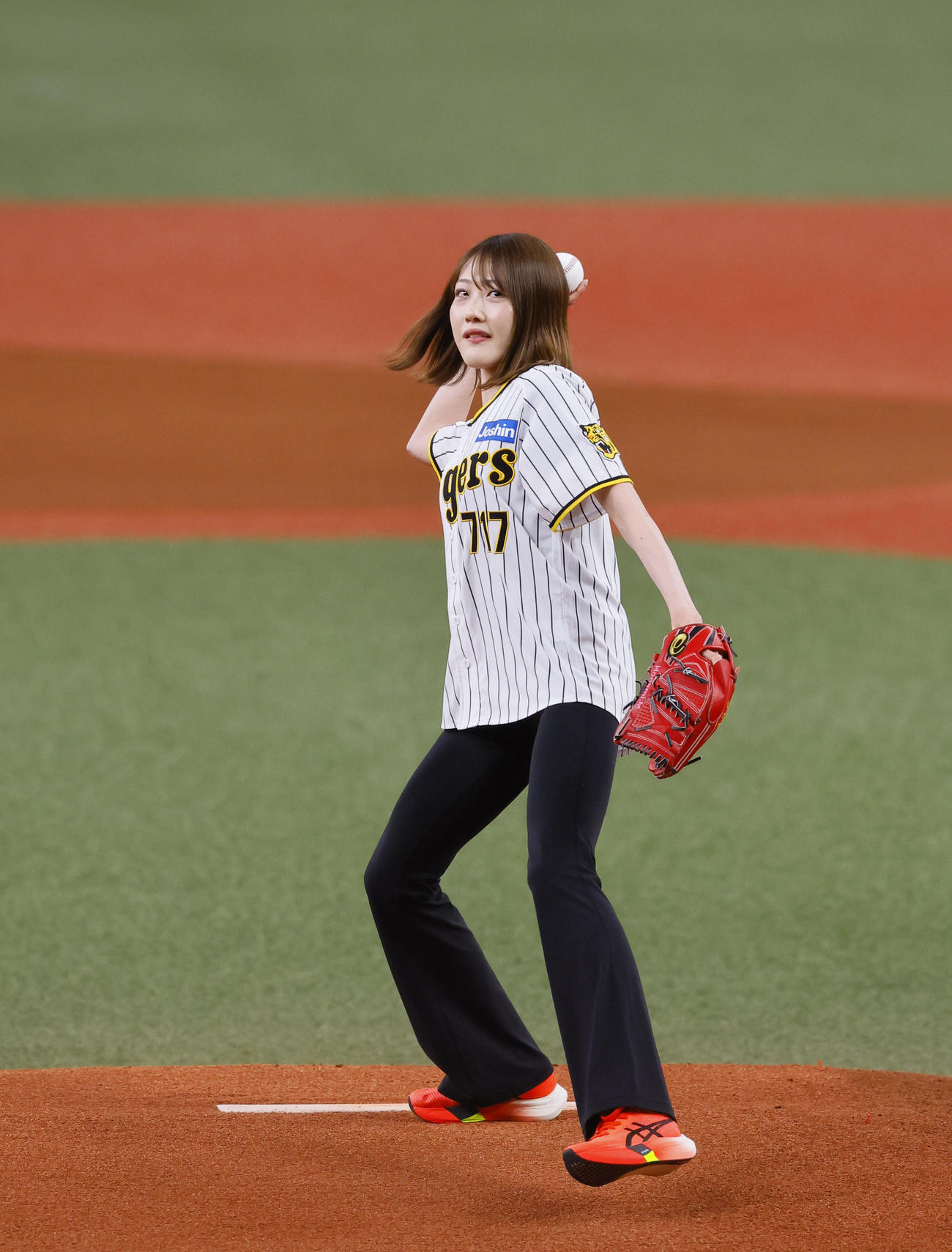 阪神対DeNA　始球式を務めた女子陸上の前田穂南さん（撮影・藤尾明華）