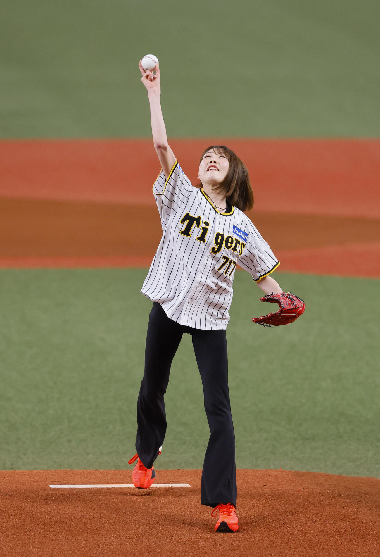 阪神対DeNA　始球式を務めた女子陸上の前田穂南さん（撮影・藤尾明華）