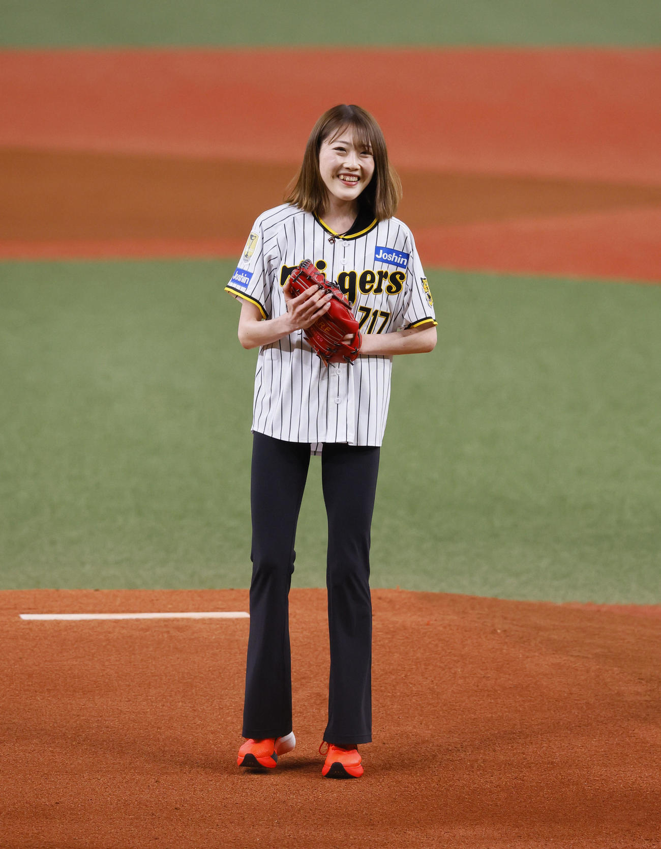 阪神対DeNA　始球式を務めた女子陸上の前田穂南さん（撮影・藤尾明華）
