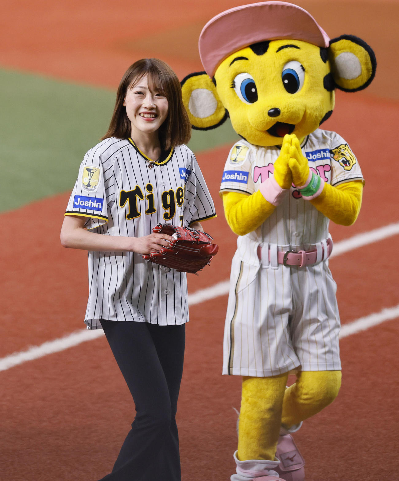 阪神対DeNA　始球式を務めた女子陸上の前田穂南さん（撮影・藤尾明華）