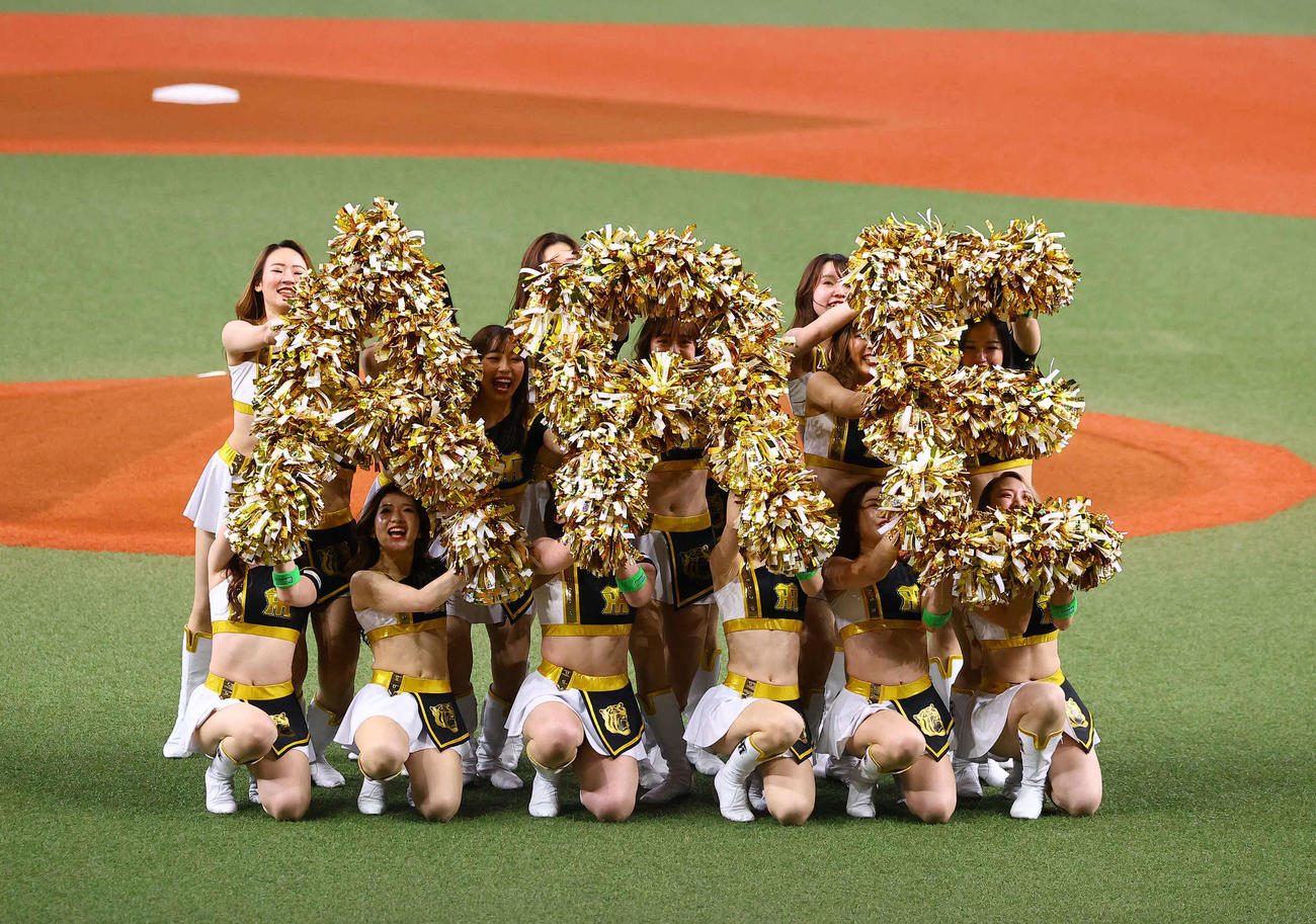 阪神対DeNA　スローガンの「ARE GOES ON」を作るタイガースガールズ（撮影・藤尾明華）