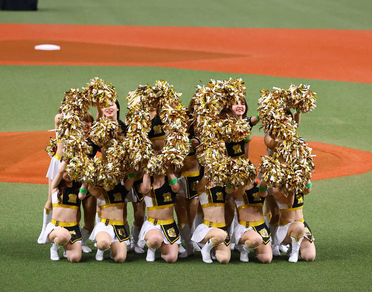 阪神対DeNA　スローガンの「ARE GOES ON」を作るタイガースガールズ（撮影・藤尾明華）