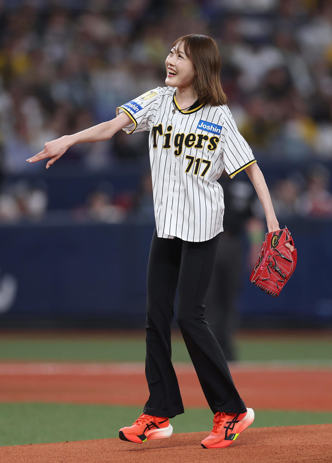 阪神対DeNA　始球式を務める女子マラソンの前田穂南（撮影・前田充）