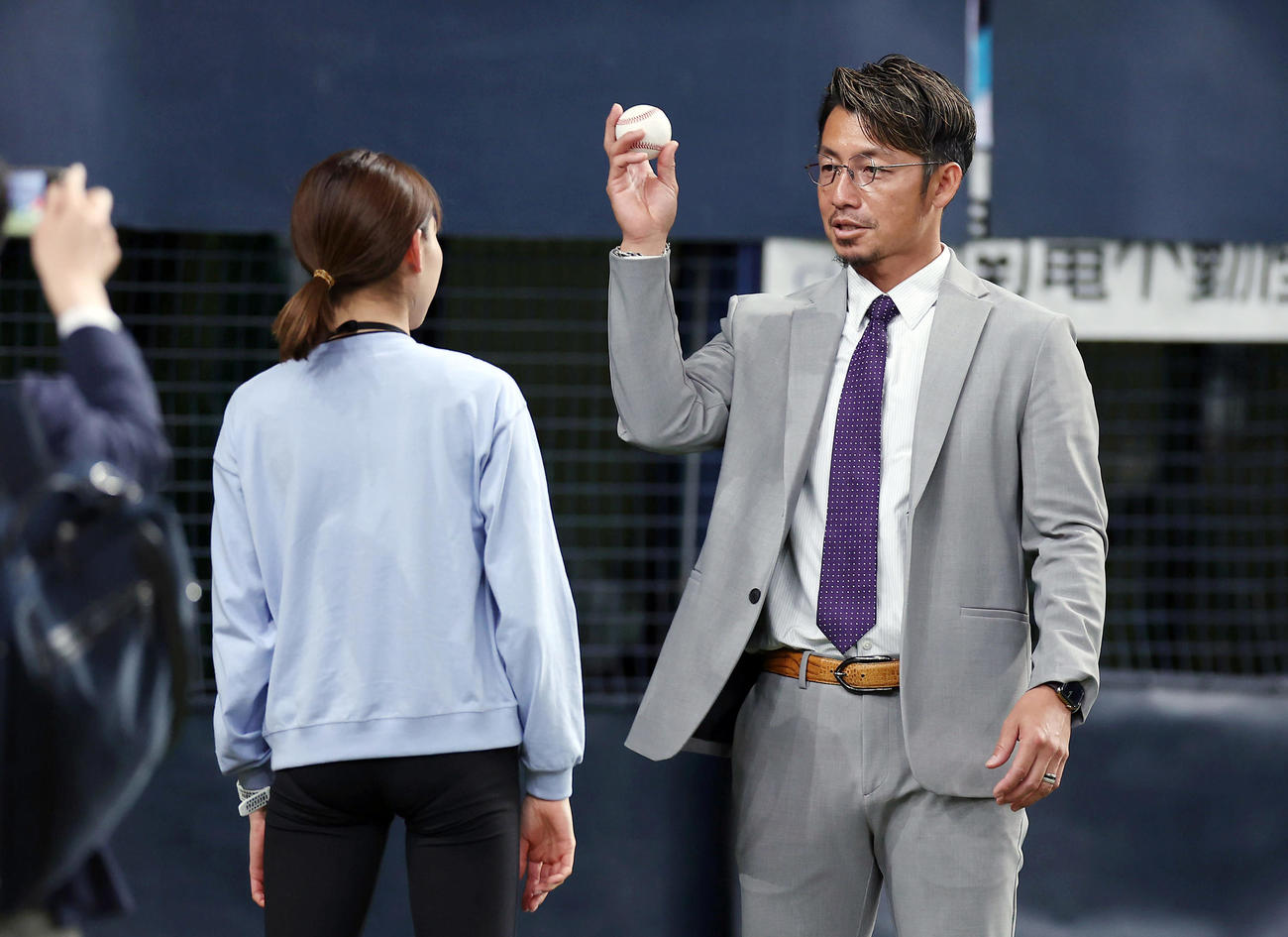 阪神対DeNA　女子マラソンの前田穂南（左）に投球のアドバイスをする鳥谷氏（撮影・前田充）