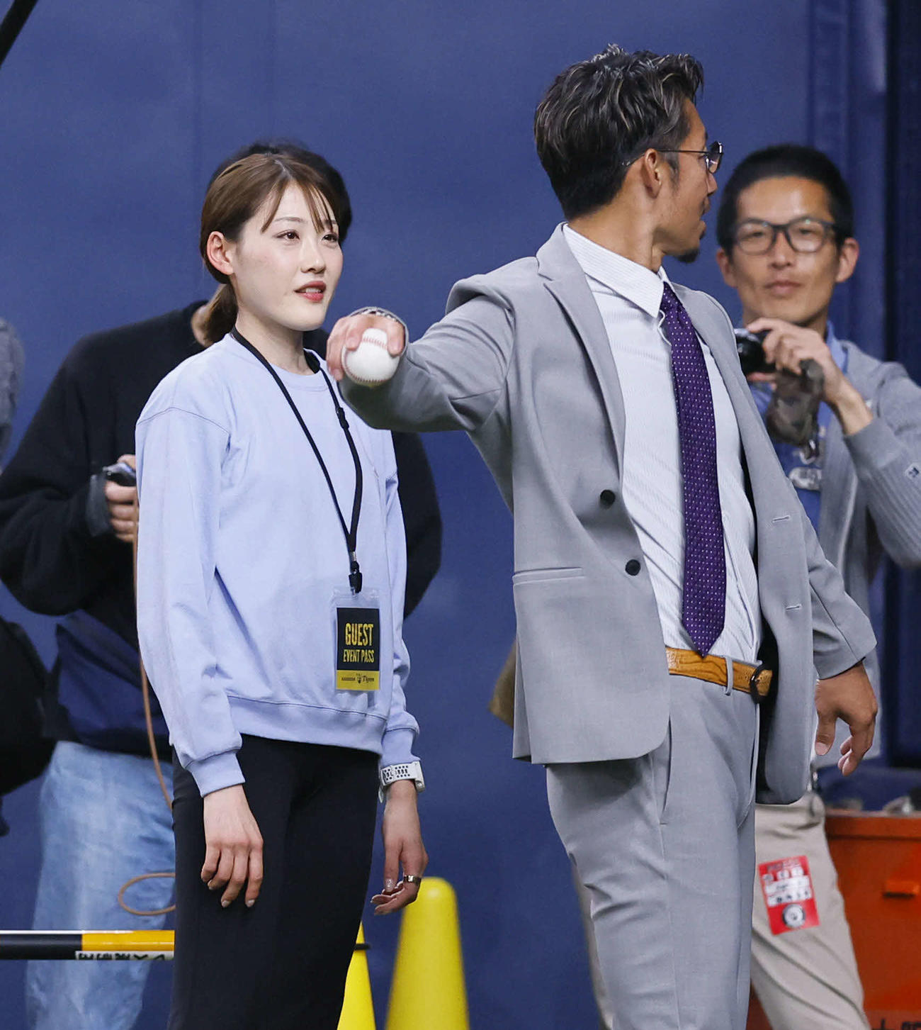 始球式前に、鳥谷氏に教わる女子マラソン五輪代表の前田穂南（撮影・藤尾明華）