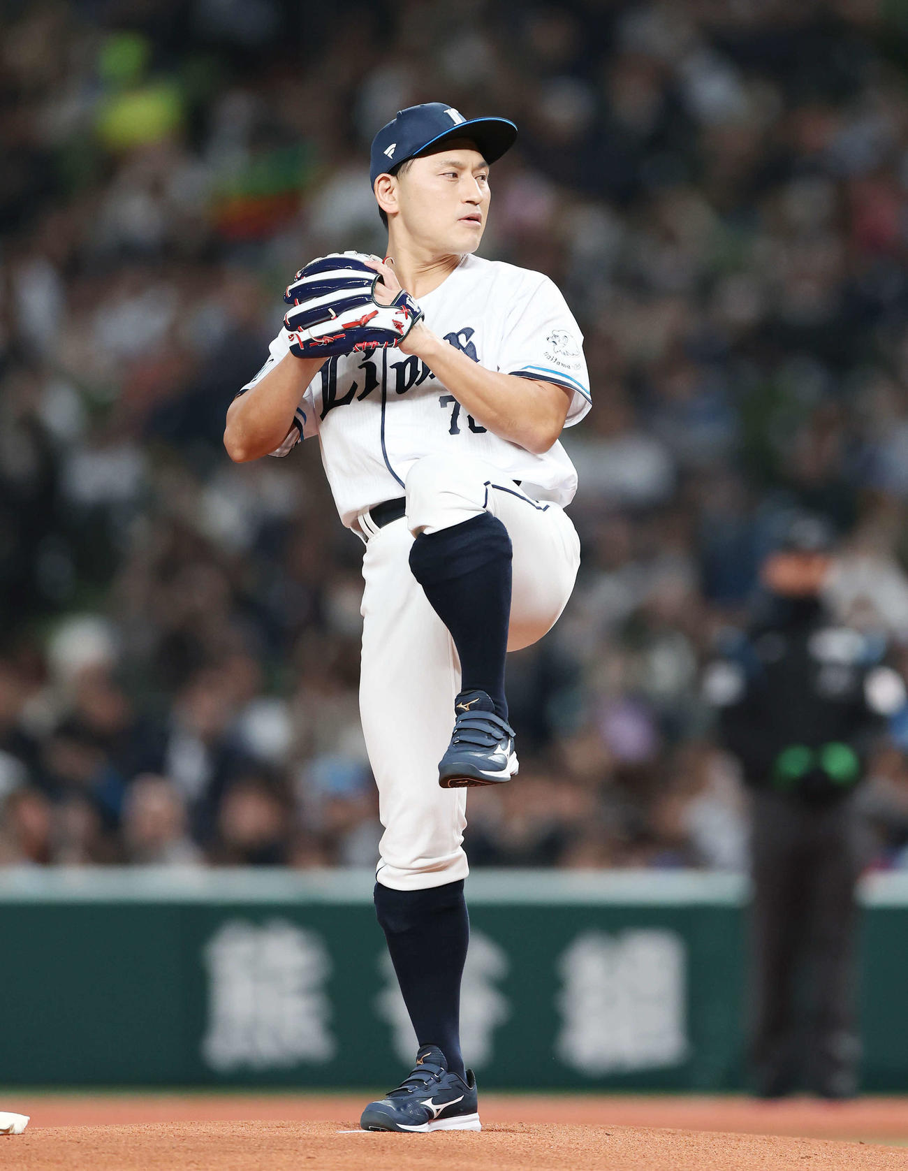 西武対オリックス　始球式を投げるオードリー春日俊彰（撮影・宮地輝）