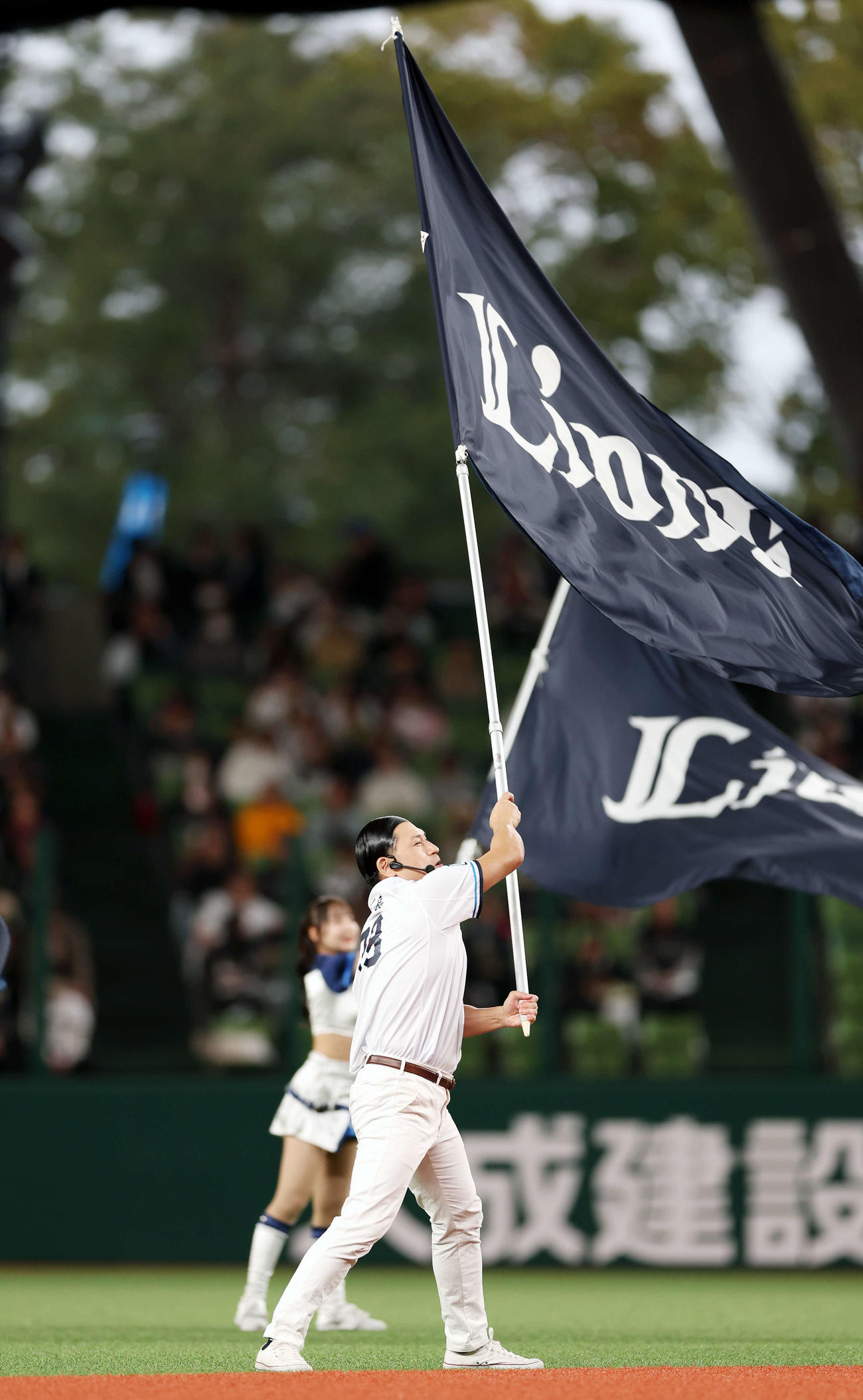 西武対オリックス　試合前、旗を振るオードリー春日俊彰（撮影・宮地輝）