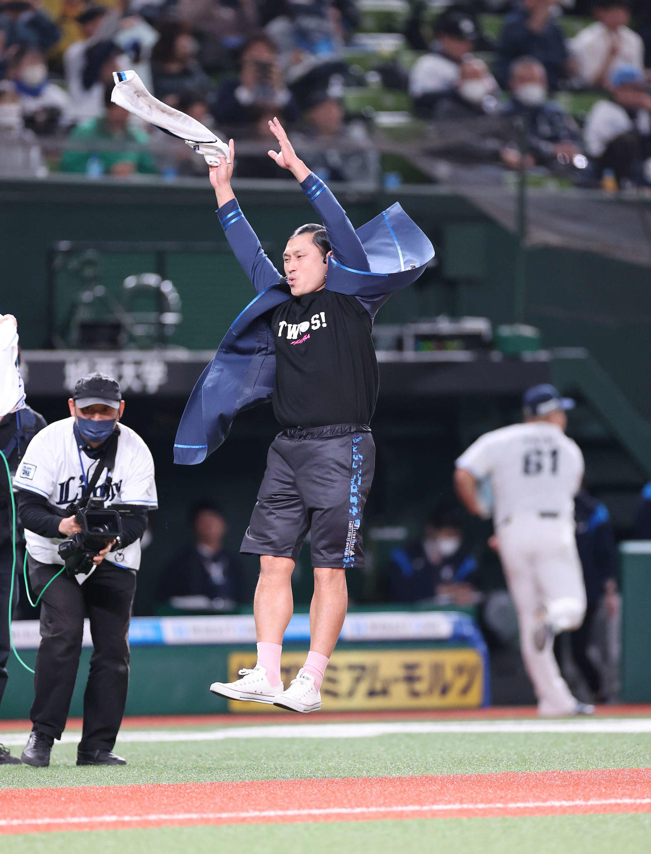 西武対オリックス　5回裏を終え、グラウンド上で全身を使って声援を送るオードリー春日俊彰（撮影・河野匠）