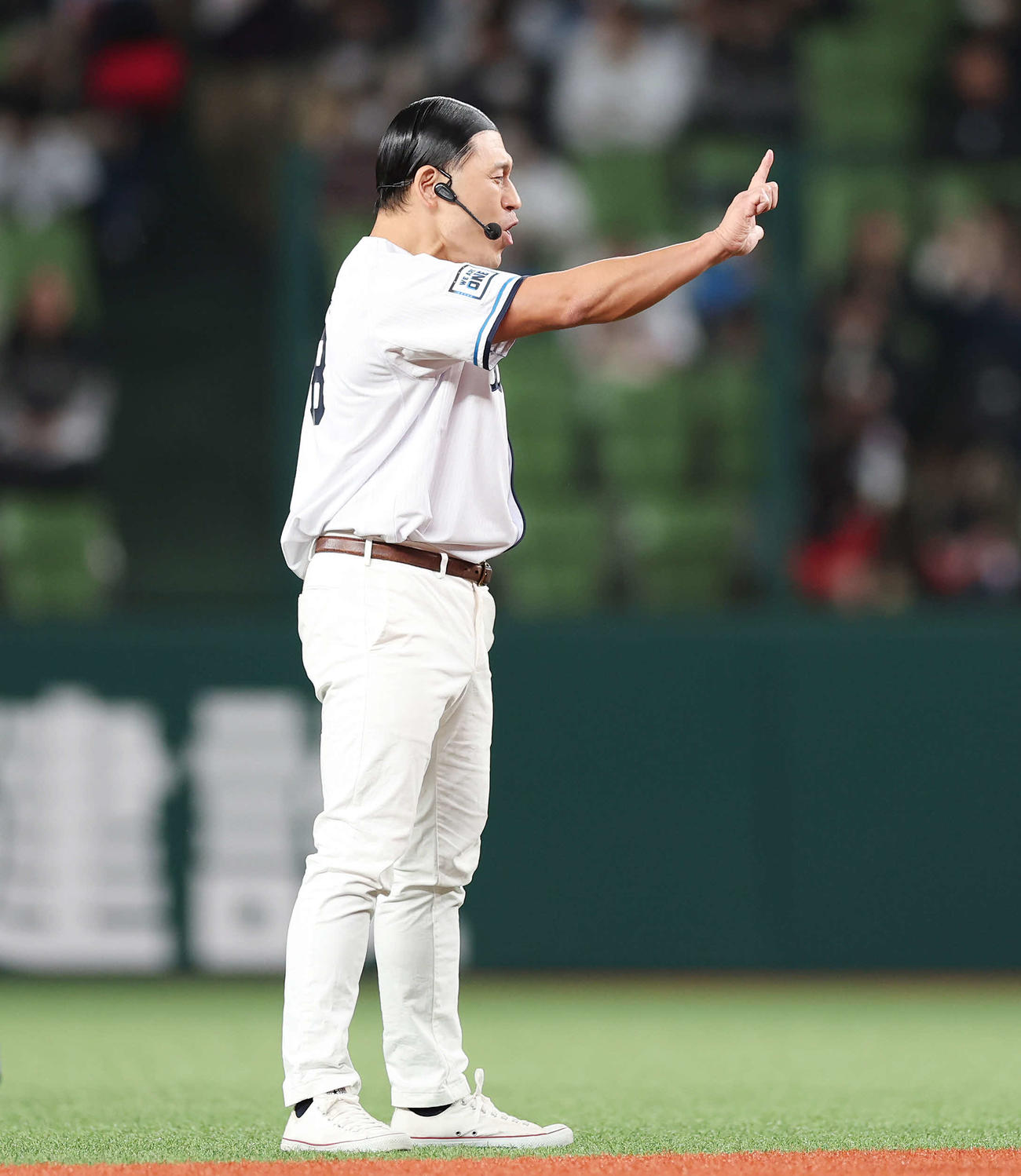 西武対オリックス　試合前、「トゥース」をするオードリー春日俊彰（撮影・宮地輝）