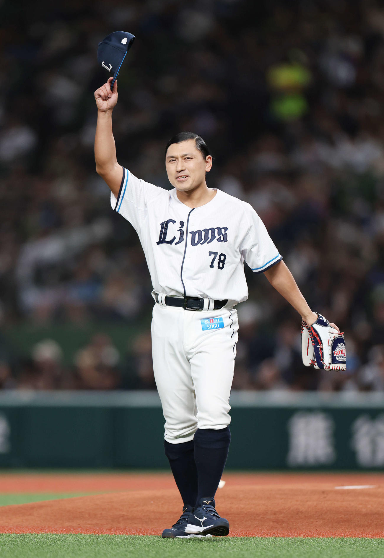 西武対オリックス　始球式を投げたオードリー春日俊彰（撮影・宮地輝）