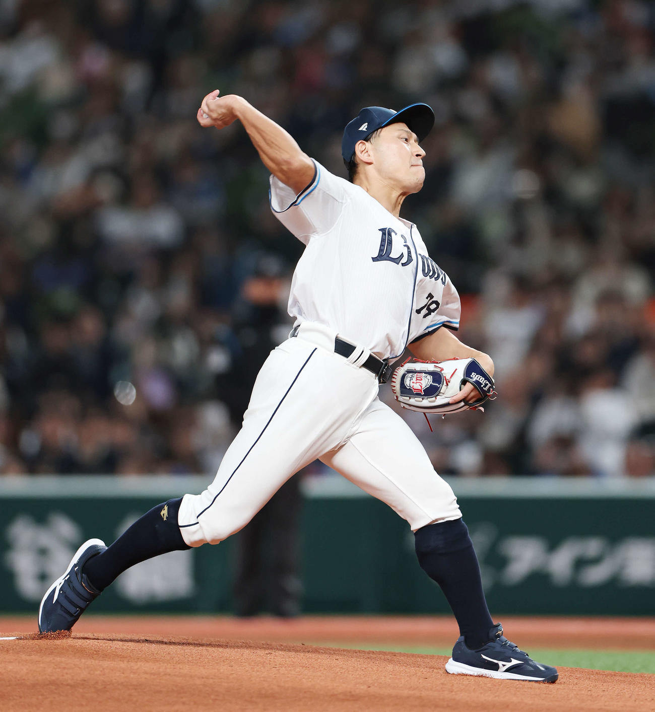 西武対オリックス　始球式を投げるオードリー春日俊彰（撮影・宮地輝）