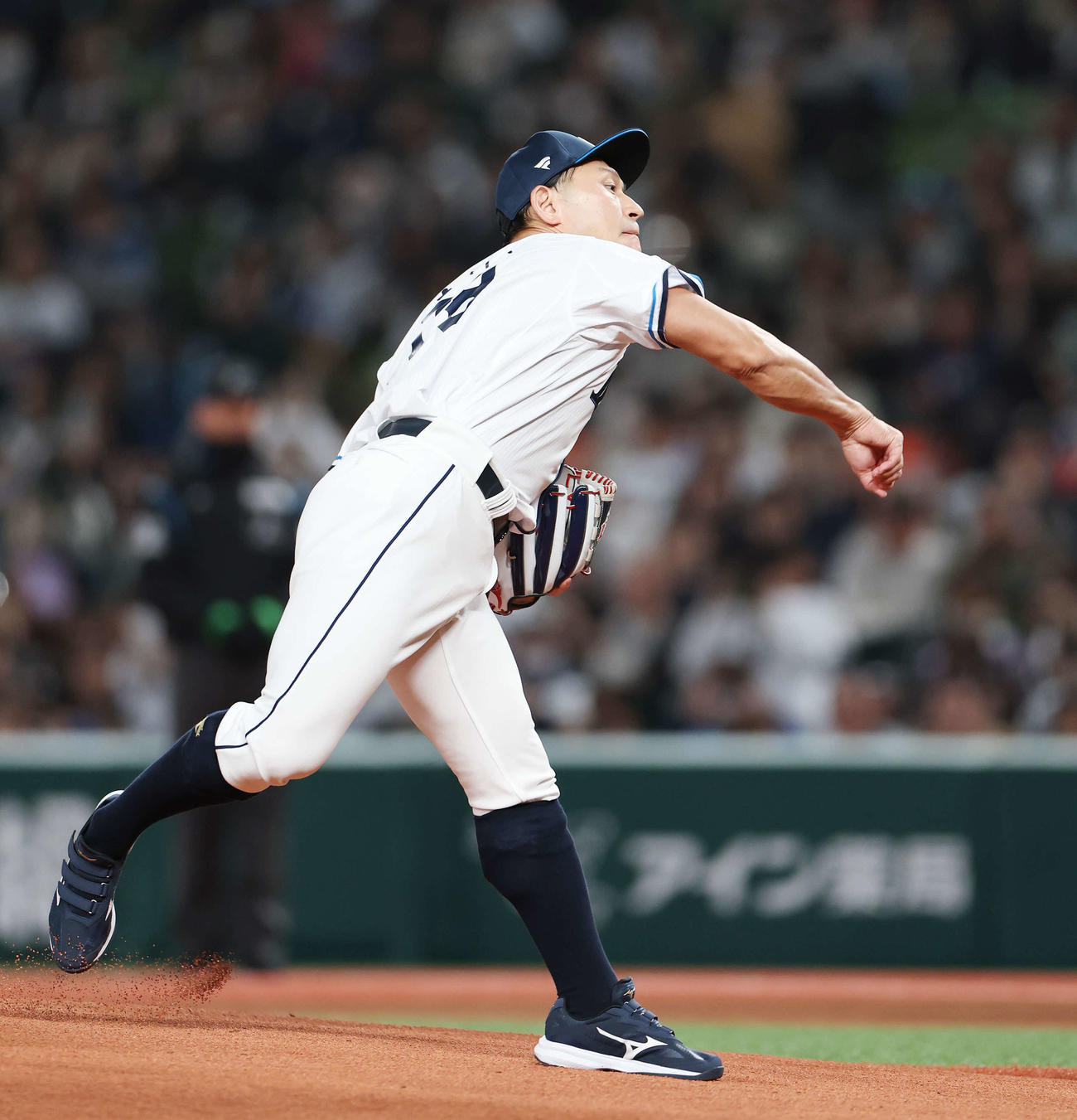西武対オリックス　始球式を投げるオードリー春日俊彰（撮影・宮地輝）